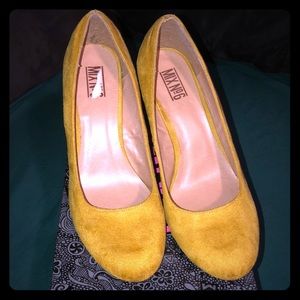 ✨ New✨ 3 inch Mustard Wedges Size 11